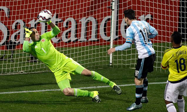 Ospina từ chối bàn thắng mười mươi của Messi.