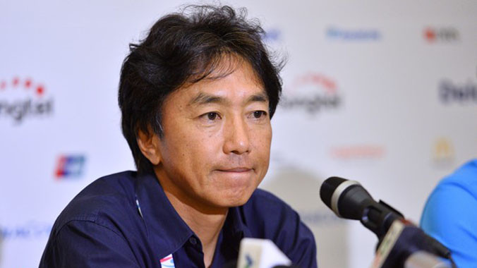 HLV Miura phát biểu sau trận đấu. Ảnh: Zing
