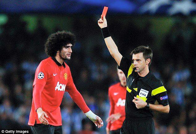 Trọng tài Rizzoli truất quyền thi đấu của Fellaini.