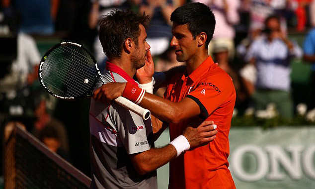 Djokovic chúc mừng chiến thắng của Wawrinka.