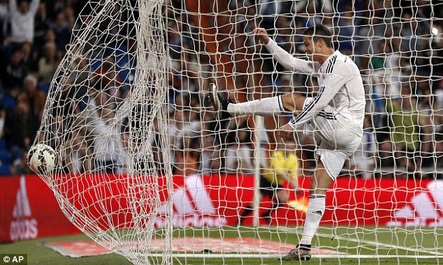 Ronaldo không vui ở Real.