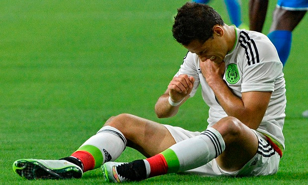 Javier Hernandez dính chấn thương nặng ở vai.