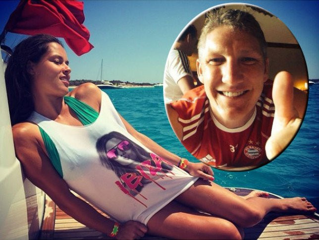 Schweinsteiger sa sút vì vướng vào lưới tình của Ivanovic.