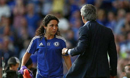Mourinho và nữ bác sĩ Eva Carneiro. 