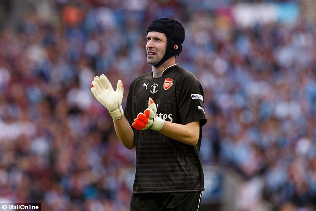 Cech đặt bút ký vào bản hợp đồng với Arsenal.