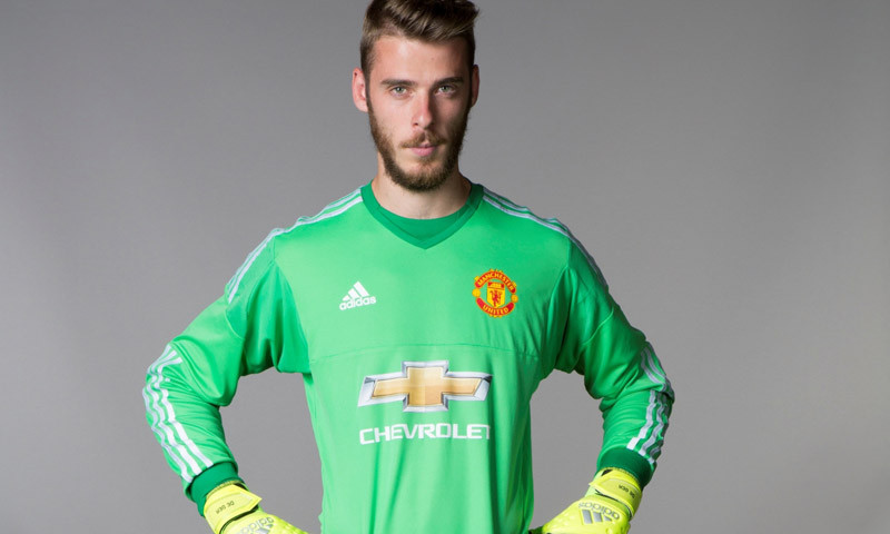 Ở lại M.U, De Gea trở thành thủ môn hưởng lương cao nhất thế giới.