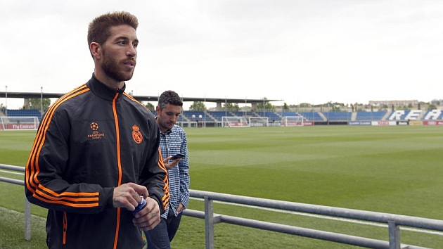 Ramos và anh trai lẳng lặng rời Valdebebas.