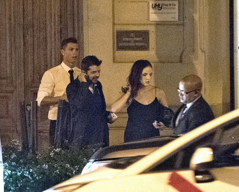 Ronaldo đi cùng gái lạ.