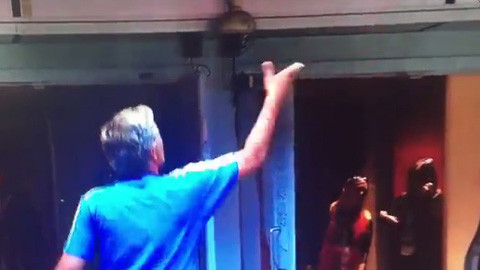 Mourinho ném huy chương về phía khán giả.