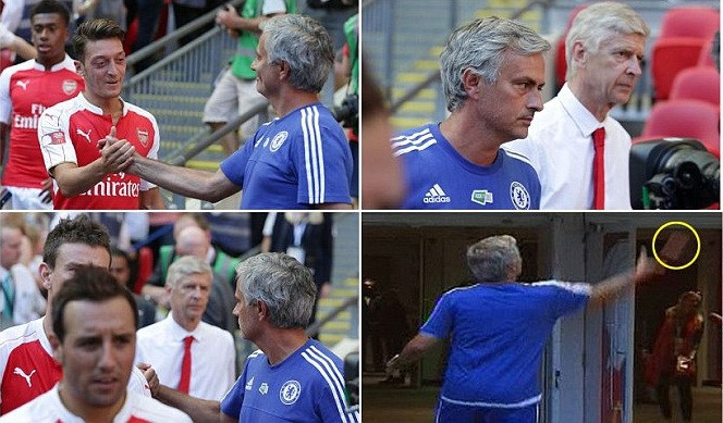 Thua Wenger ở Siêu Cup Anh, Mourinho ném huy chương