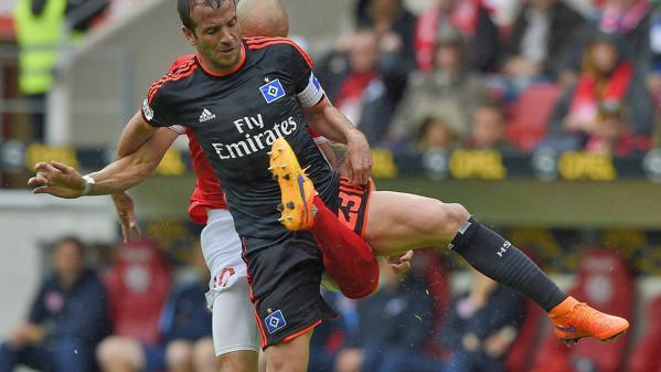 Cận cảnh pha gẫy chân ghê rợn của Soto.