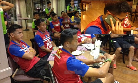 HLV Kiatisak theo dõi U23 Thái Lan thi đấu qua màn hình tivi.