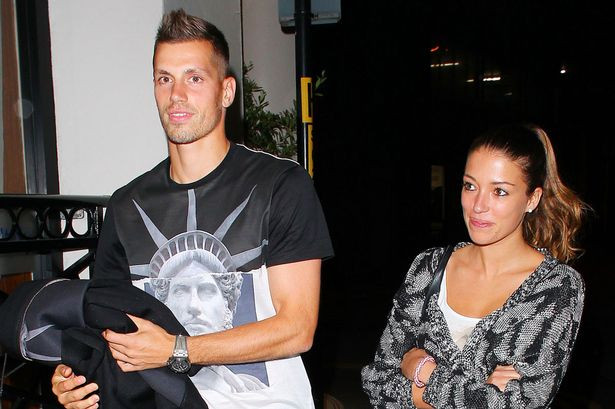 Camille Sold kiếm 6 năm mới bằng 1 tuần lương của Schneiderlin.