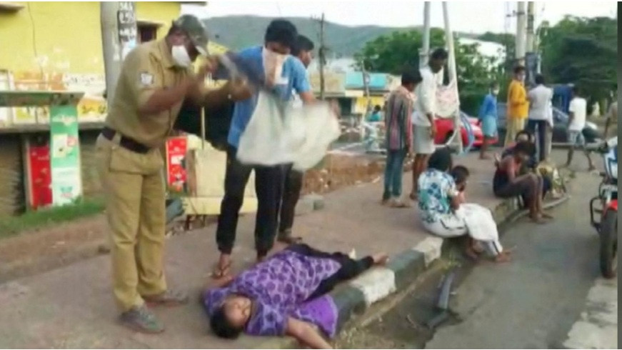 Nhiều người dân gần nhà máy hít phải khí rò rỉ bị ngất trên đường.