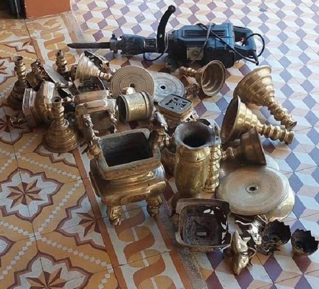 Hai đối tượng đột nhập Lăng Thần Nam Hải ở thị xã Đức Phổ, cậy cửa vào lăng trộm 3 bộ lư thờ tự bằng đồng.