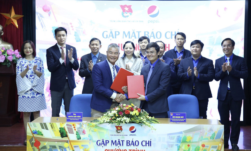 Anh Bùi Quang Huy, Bí thư thường trực T.Ư Đoàn, Chủ tịch T.Ư Hội SVVN (bên phải) và đại diện công ty TNHH Nước Giải khát Suntory PepsiCo Việt Nam ký kết chương trình phối hợp giai đoạn 2020-2023. Ảnh: Lâm Đăng Hải