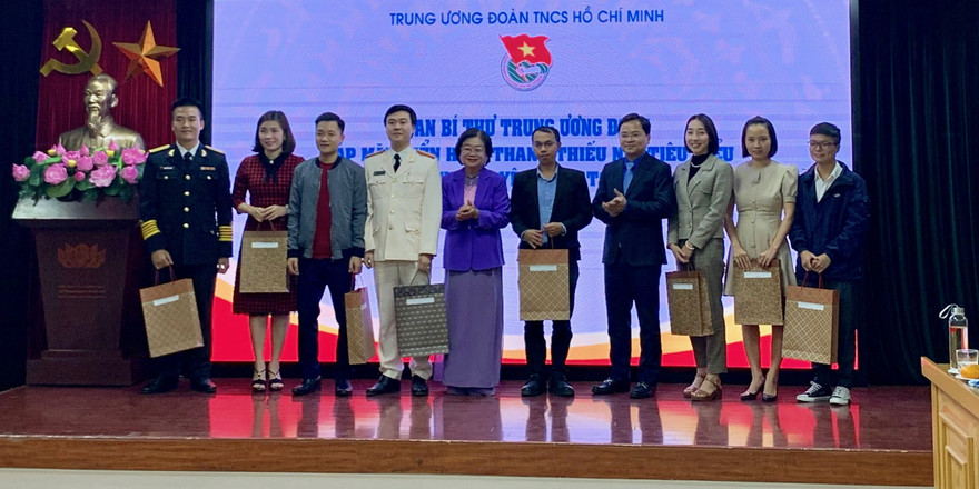 Bà Trương Mỹ Hoa, nguyên Phó Chủ tịch nước, Chủ tịch Quỹ học bổng Vừ A Dính; anh Nguyễn Anh Tuấn, Bí thư thứ nhất T.Ư Đoàn, Chủ tịch T.Ư Hội LHTN Việt Nam tặng quà lưu niệm cho các đại biểu