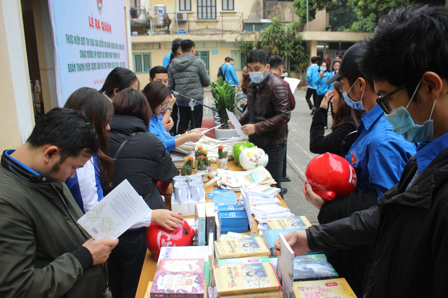 Quầy đổi giấy báo cũ lấy cây xanh và sách truyện tại lễ ra quân.- Ảnh: Lộc Liên