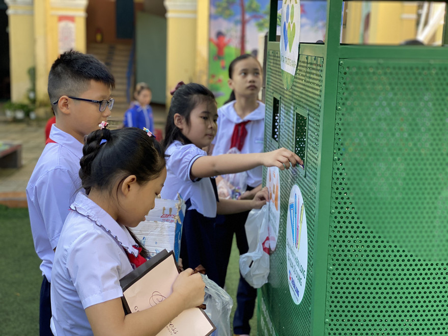 Học sinh Đà Nẵng bỏ rác thải vào công trình măng non