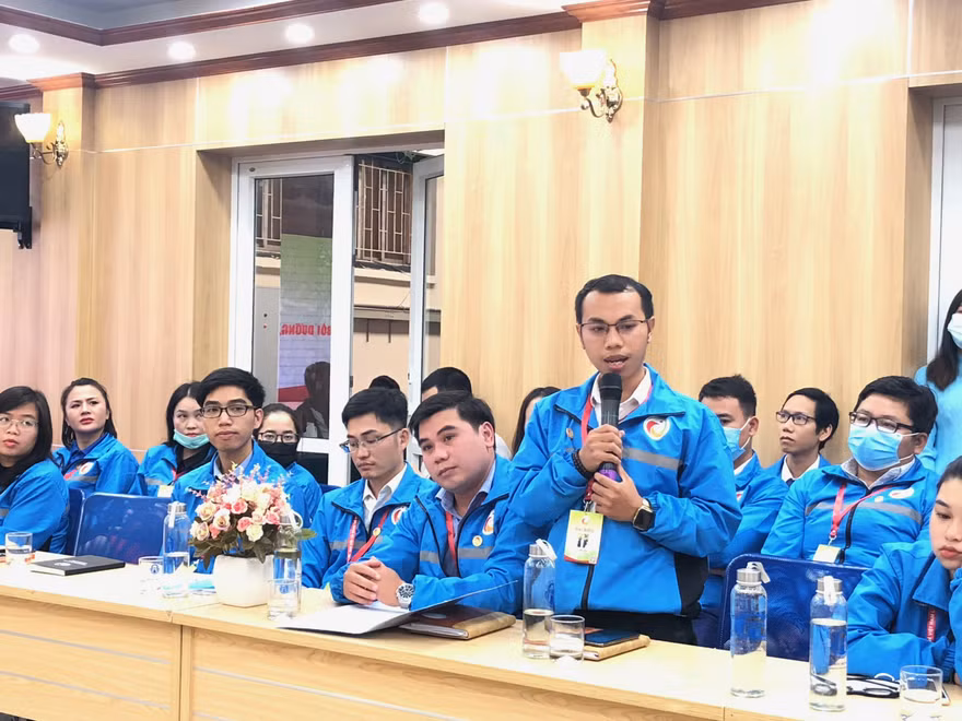 Anh Lê Anh Tiến, anh Tổng giám đốc của Công ty CP công nghệ Chatbot Việt Nam chia sẻ tại Diễn đàn.