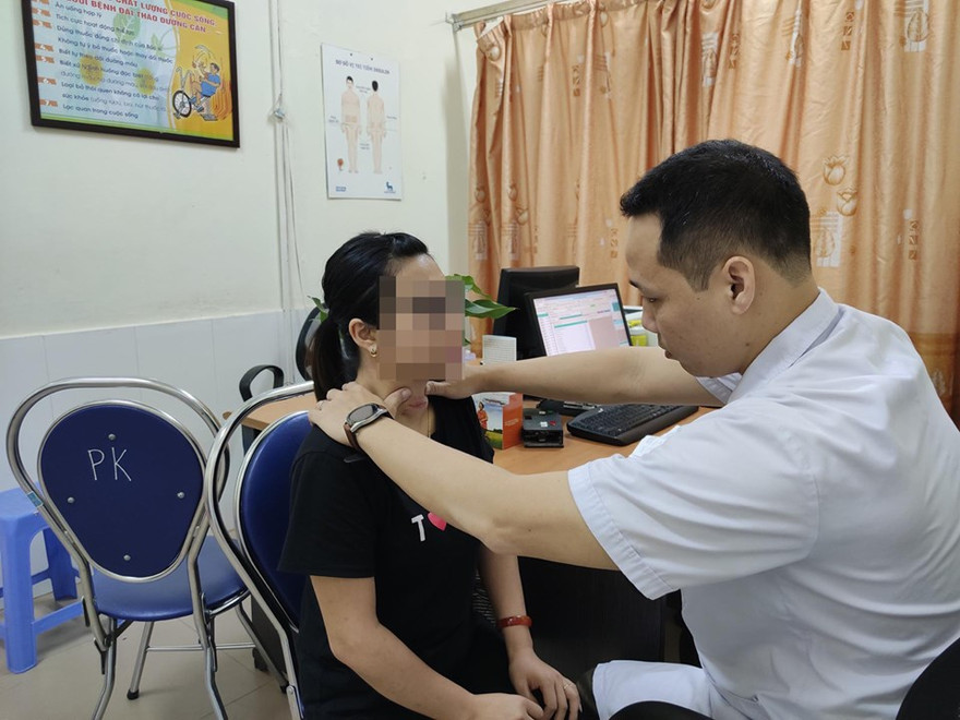 Bệnh nhân L đang được khám và điều trị tại BV Nội tiết TƯ. Ảnh: BV cung cấp