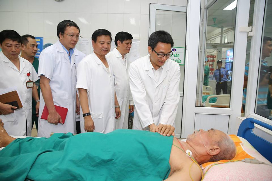 PTT Vũ Đức Đam thăm hỏi bệnh nhân mắc SXH tại BV Bệnh nhiệt đới TƯ