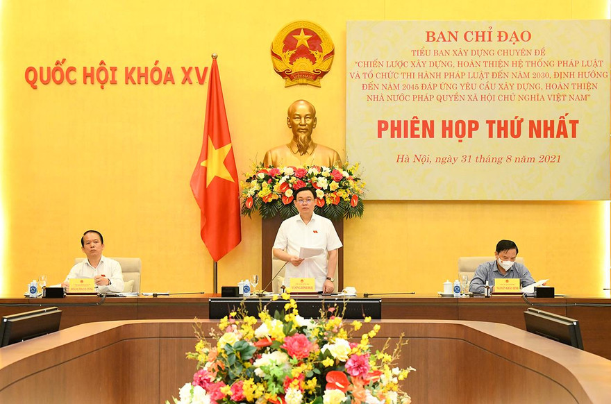 Chủ tịch Quốc hội Vương Đình Huệ phát biểu tại phiên họp 