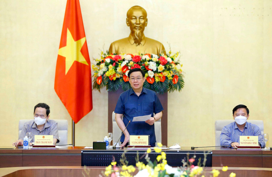 Chủ tịch Quốc hội Vương Đình Huệ phát biểu tại phiên họp Uỷ ban Thường vụ