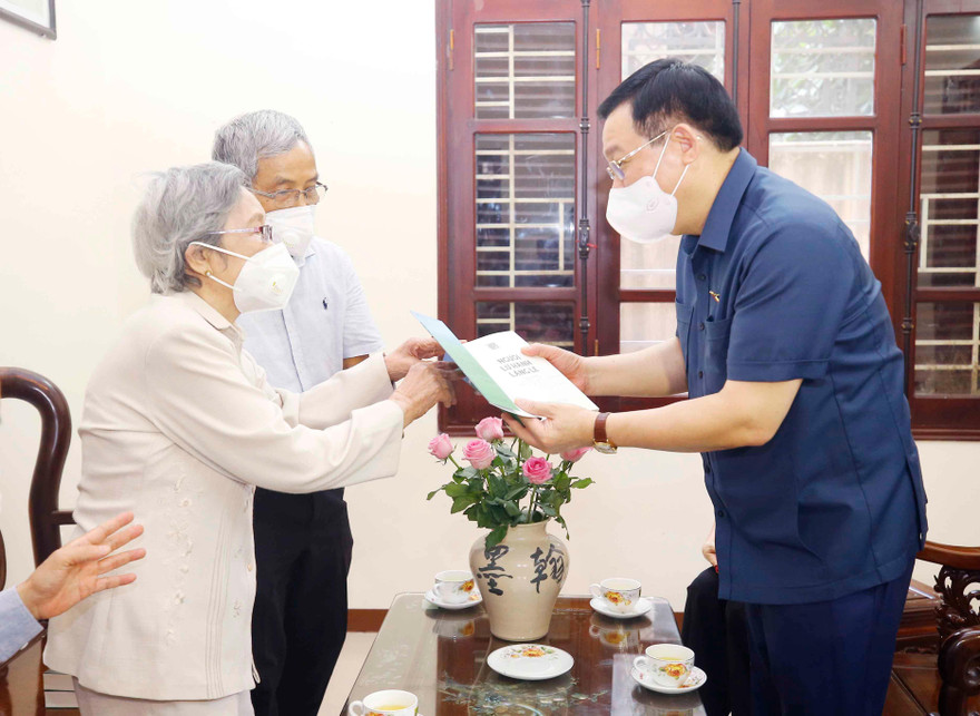 Chủ tịch Quốc hội Vương Đình Huệ và người thân trong gia đình đồng chí Lê Quang Đạo