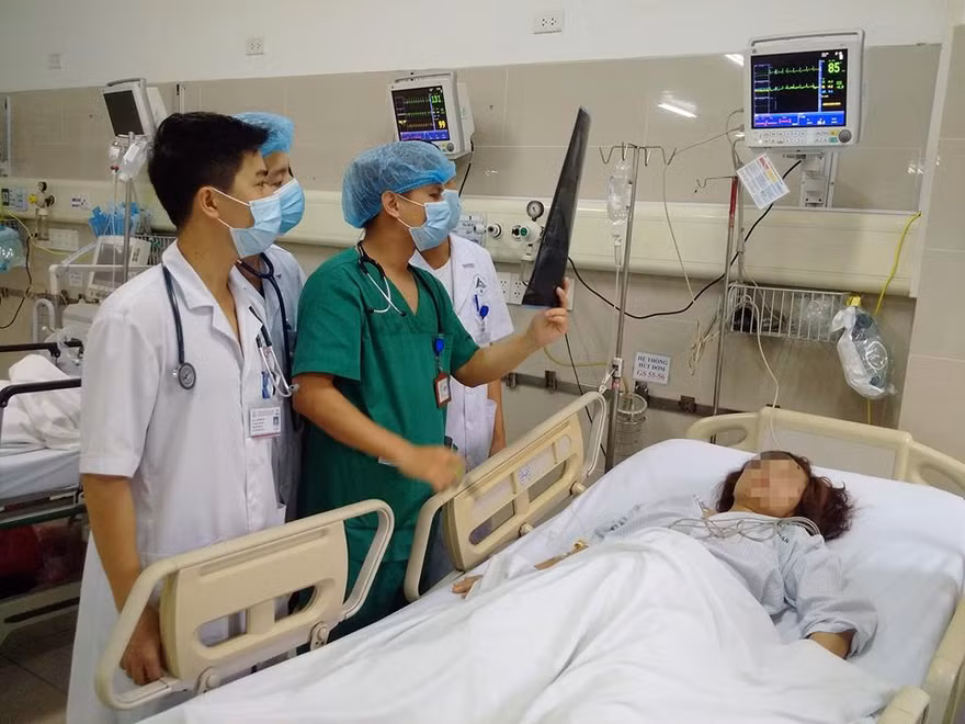 Các BS đang kiểm tra sức khỏe cho bệnh nhân NTL