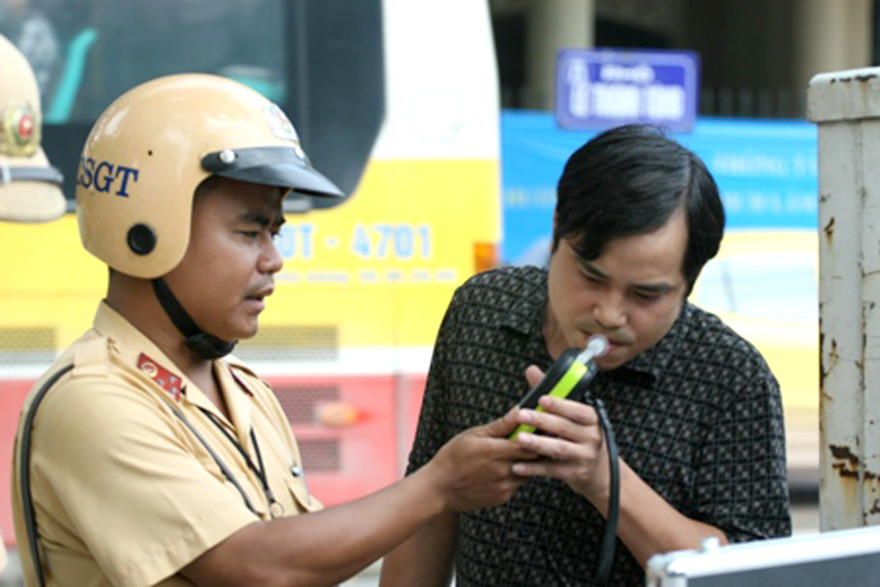 Kiểm tra nồng độ cồn của tài xế. Ảnh minh hoạ.