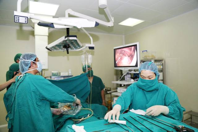 Các bác sĩ tiến hành phẫu thuật cho bệnh nhân.