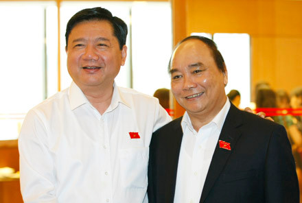 Thủ tướng Nguyễn Xuân Phúc (phải) bên hành lang kỳ họp. Ảnh Như Ý