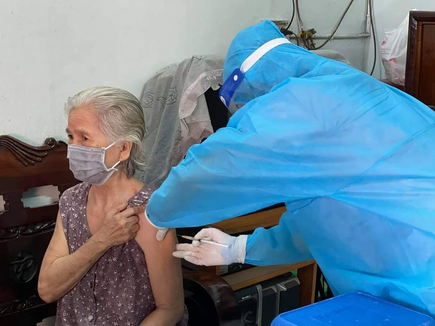 TPHCM lập các tổ tiêm vắc xin cho người già và bệnh nền tận nhà