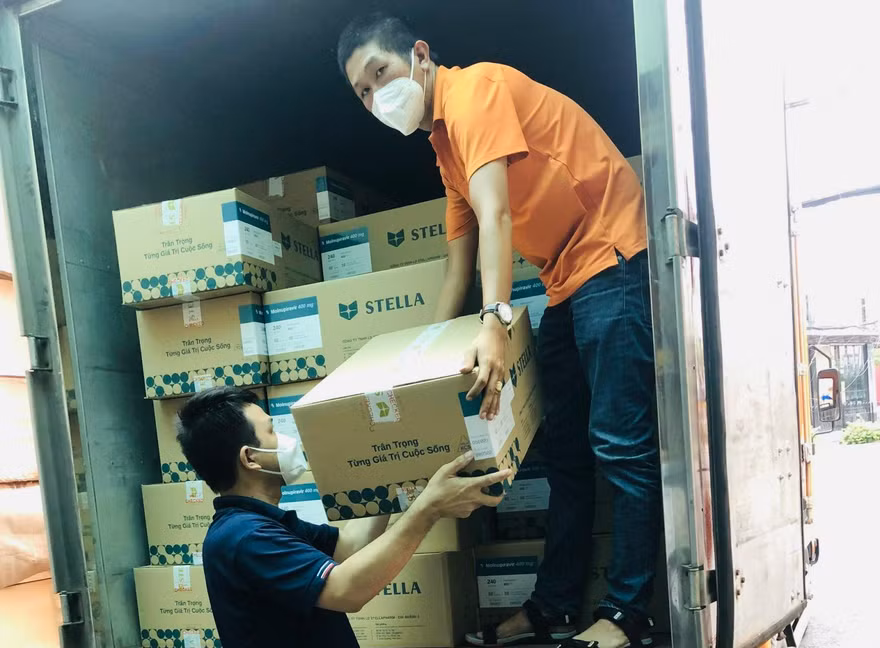 Chiều nay 31/8, 34 nghìn liều thuốc kháng virus dành cho F0 được vận chuyển đến cho bệnh nhân- Ảnh N.L