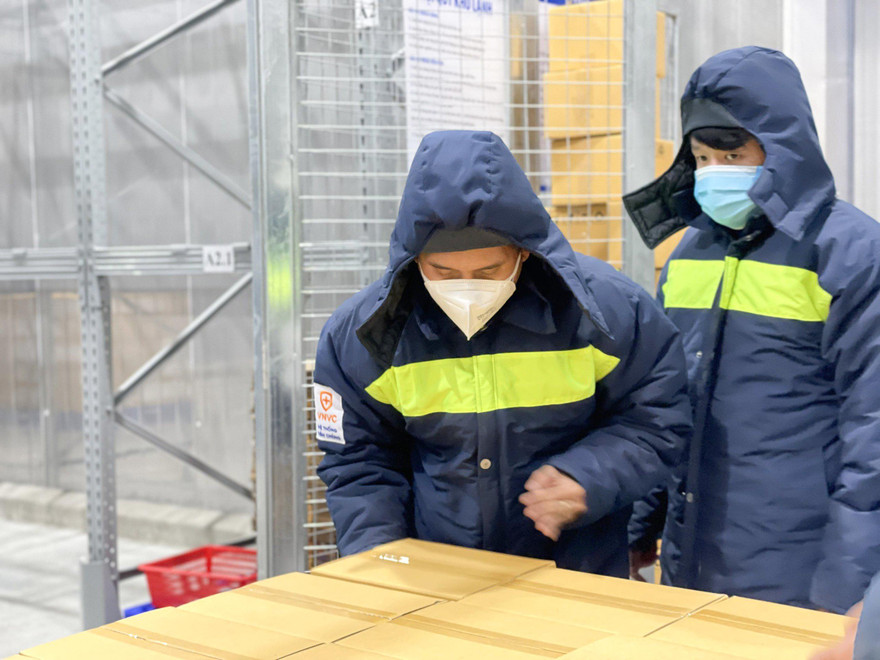 Cận cảnh lô vắc xin hơn 1,1 triệu liều vừa được bàn giao cho Bộ Y tế