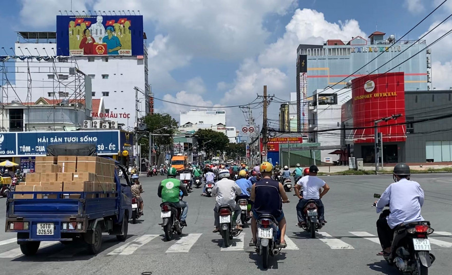 Dân Sài Gòn chen nhau ra đường trước giờ siết giãn cách