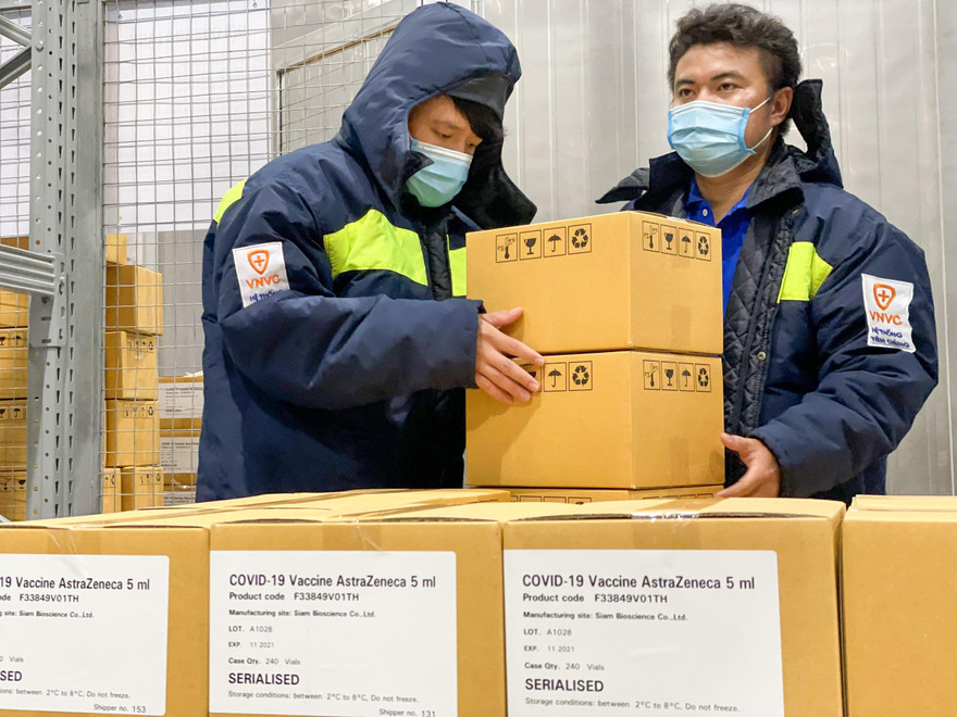 Tiếp tục bàn giao hơn 1,2 triệu liều vắc xin COVID-19 cho Bộ Y tế