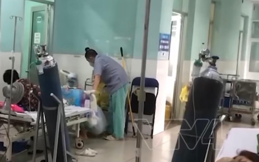 Ảnh: Hằng ngày F0 khỏi bệnh này chăm sóc từng bệnh nhân mắc COVID và quan tâm chia sẻ động viên họ