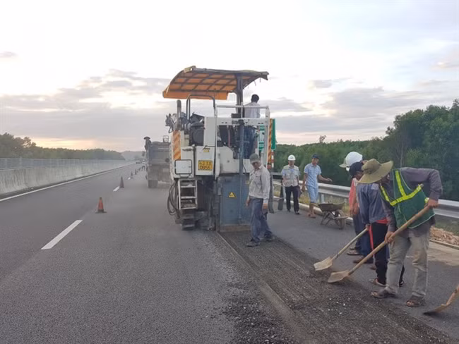 Nhà thầu cào bóc lớp mặt đường hư hỏng để thảm lớp mới.