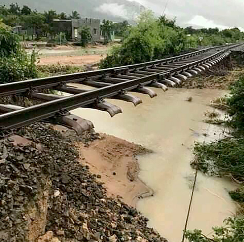 Tuyến đường sắt Bắc - Nam đoạn quá Ninh Thuận bị nước cuốn trôi nền đường vẫn chưa khắc phục xong. Ảnh: Viết Nghĩa.
