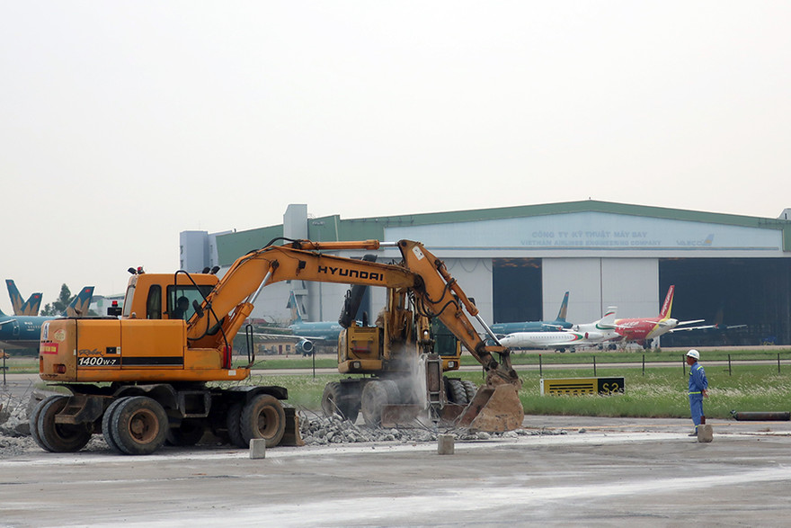 Tiến độ thi công sửa chữa, nâng cấp đường băng, đường lăn sân bay Nội Bài đang đáp ứng yêu cầu, nhưng phần thiết kế đèn dẫn đường chậm tiến độ. Ảnh thi công chiều 31/8.