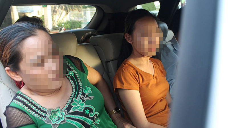 Bé gái 16 tuổi lên xe theo mẹ về Sóc Trăng rưng rưng nước mắt