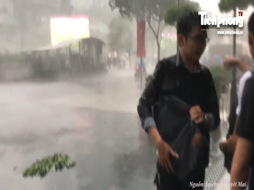 Xôn xao clip bảo vệ toà nhà Times Square đuổi người trú mưa?