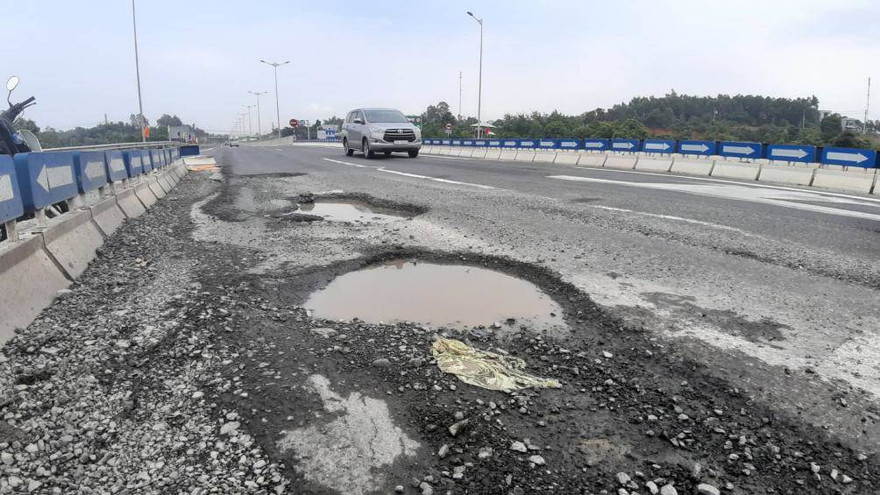 Ổ gà xuất hiện sau mưa tại nút giao Tuý Loan thuộc cao tốc Đà Nẵng - Quảng Ngãi. Ảnh: BGT.