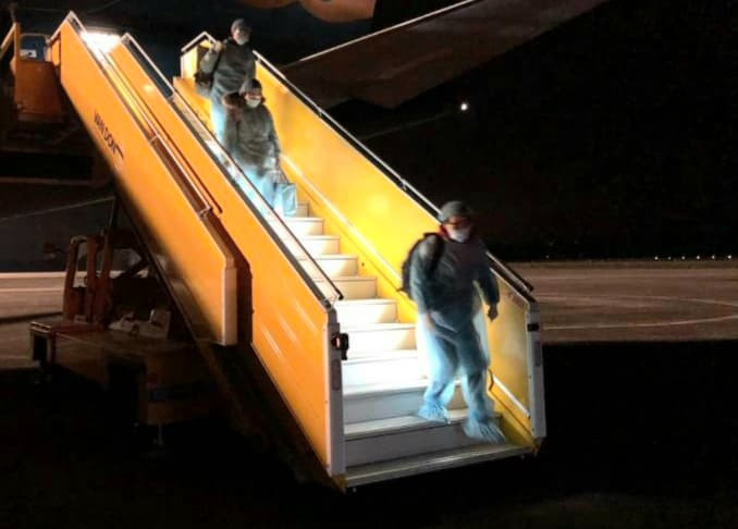 Toàn bộ hành khách trên chuyến bay đều được mặc quần áo bảo hộ, sau đó họ được cách ly 14 ngày để theo dõi sức khoẻ. Tổng cộng có 30 công dân Việt Nam được đón về trên chuyến bay này.