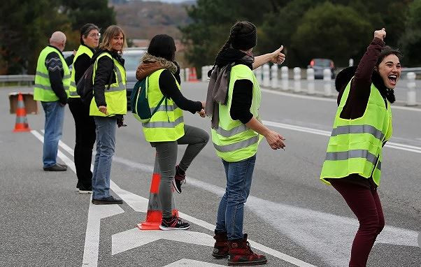 Những người biểu tình đứng chặn trên đường phố ngày 3/12 tại Pháp.