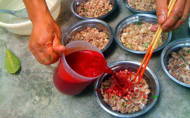 Ăn tiết canh lợn có nguy cơ cao bị liên cầu khuẩn. Ảnh minh hoạ: Internet