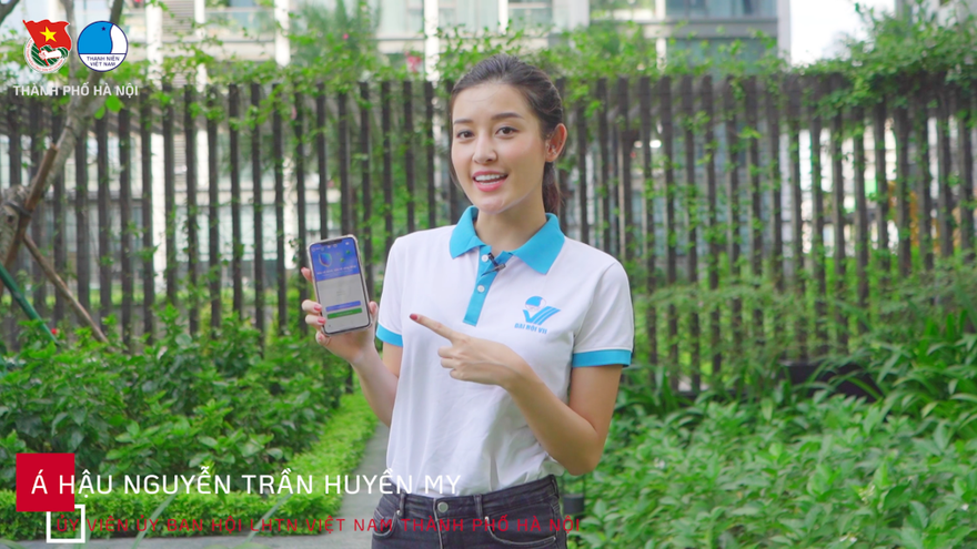  Á hậu Huyền My hướng dẫn cài đặt ứng dụng Bluezone.