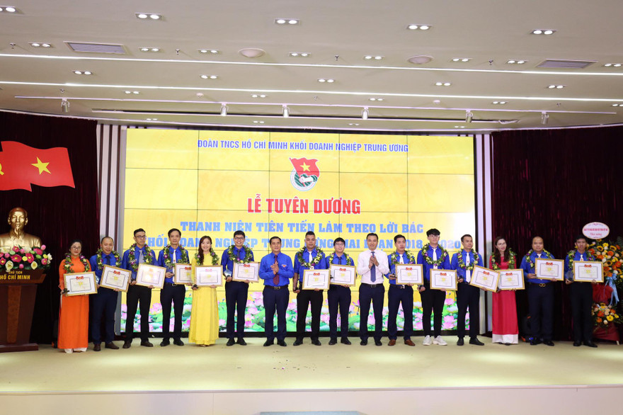 Các điển hình thanh niên tiên tiến làm theo lời Bác của Đoàn Khối Doanh nghiệp T.Ư giai đoạn 2018 - 2020 được tuyên dương sáng 29/8, tại Hà Nội. Ảnh: Bảo Anh